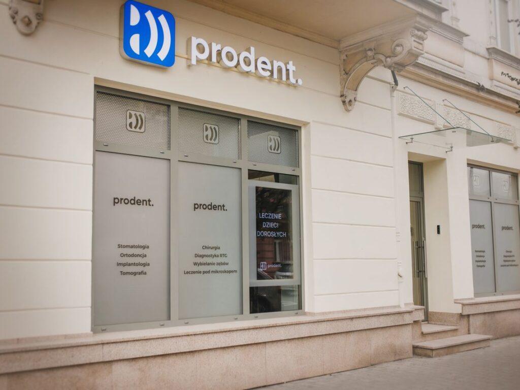 Wejście do kliniki ProDent przy ul. Prudnickiej w Nysie